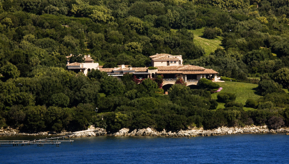 Sette piscine, 580 mila metri quadrati e un prezzo da capogiro: spunta l'annuncio della vendita di Villa Certosa