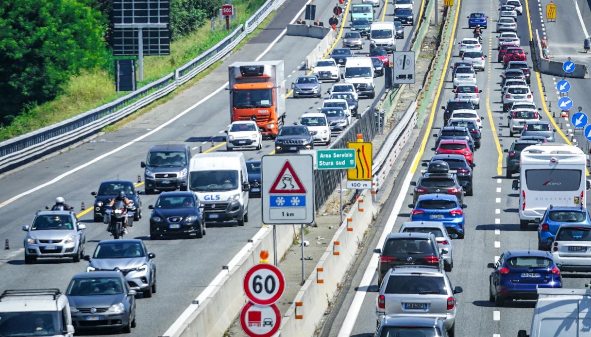 Traffico, bollino nero e rosso nelle due settimane centrali di agosto: i consigli dell&rsquo;IA su quando conviene partire