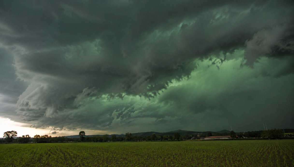Temporali, se il cielo diventa verde &egrave; un chiaro segnale di pericolo: cosa pu&ograve; accadere