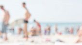Il "batterio carnivoro" preoccupa anche le spiagge europee: cosa c'entra il cambiamento climatico