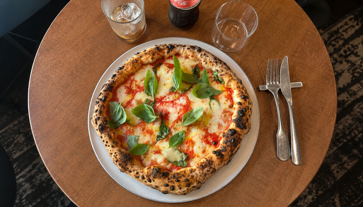 La migliore pizzeria d'Italia non &egrave; a Napoli ma a Milano: ecco chi conquista il primo posto