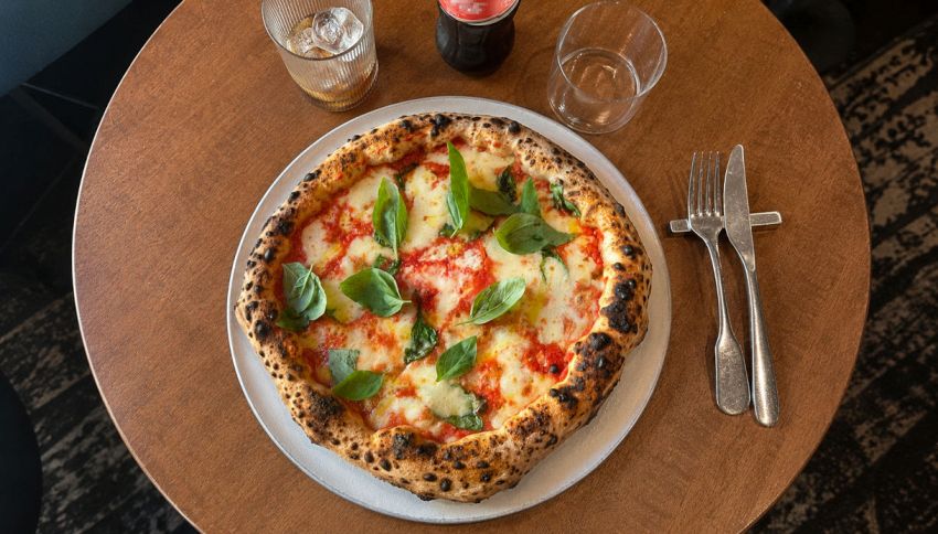 La migliore pizzeria d'Italia non &egrave; a Napoli ma a Milano: ecco chi conquista il primo posto