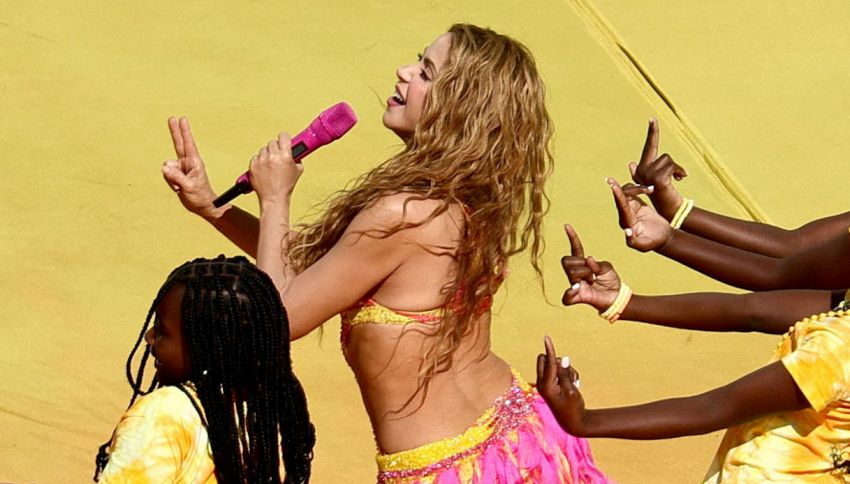 Mondiali, l'incredibile gesto di Shakira nei confronti di una ballerina dopo la loro esibizione