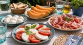 Mozzarella e prosciutto, gli abbinamenti a tavola da evitare in estate: non &egrave; cos&igrave; salutare