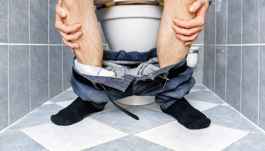 Perch&egrave; gli uomini non dovrebbero fare la pip&igrave; in piedi? La scienza rivela il motivo