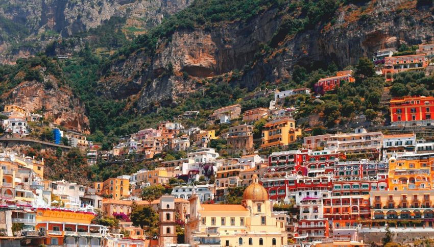Ferragosto al mare, prezzi da capogiro: le spiagge dove un ombrellone pu&ograve; costare fino a 1500 euro