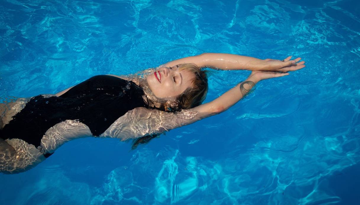 Ci si abbronza davvero di pi&ugrave; in acqua? La verit&agrave; secondo la fisica