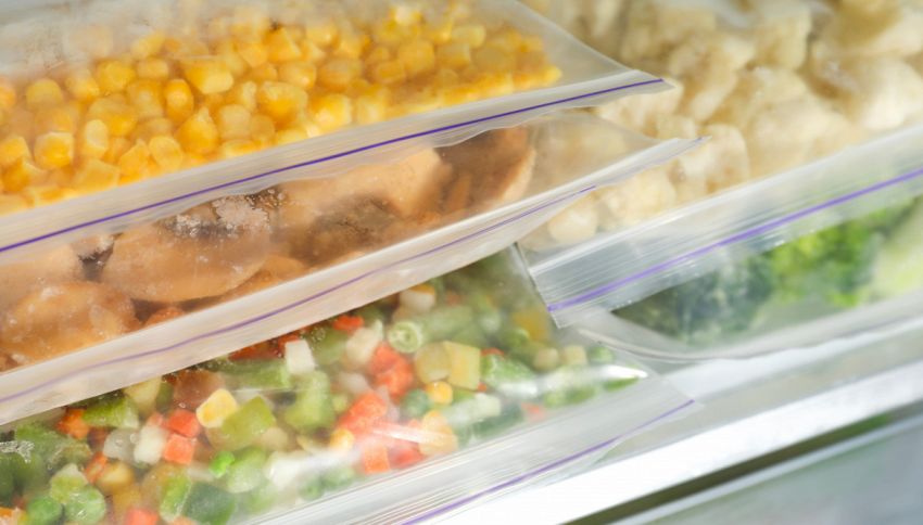 Congelare gli alimenti azzera i batteri? La fake news sul cibo smascherata dall'esperto