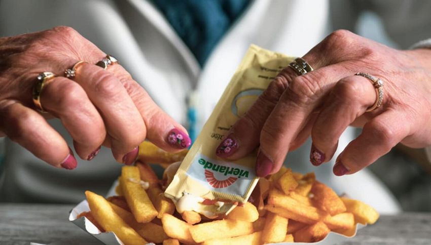 Bustine di zucchero, maionese e kit beauty: ecco cosa potrebbe diventare presto "fuorilegge"