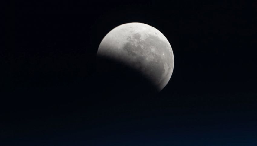 Eclissi di Luna, perch&eacute; non servono gli occhiali e come vederla il 28 Agosto dall'Italia