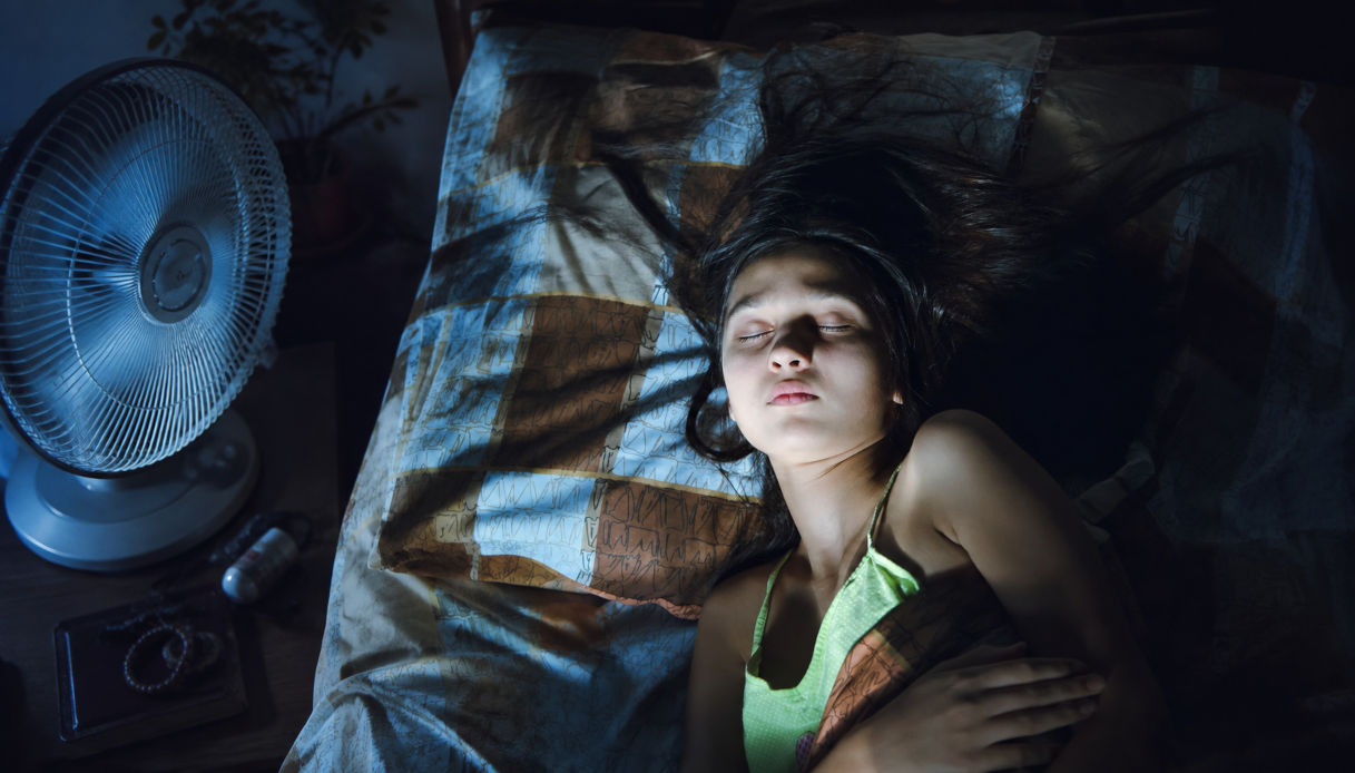 Cosa succede al tuo corpo se dormi con il ventilatore acceso tutta la notte?