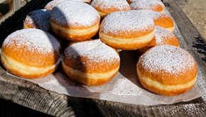In fila sotto il sole a 2.000 metri per un bombolone: la follia estiva in Val di Fassa. Perch&egrave; tutti lo vogliono