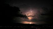 Luci nel cielo prima dei terremoti? Non sono Ufo. Ecco cosa si cela dietro quei giganteschi flash