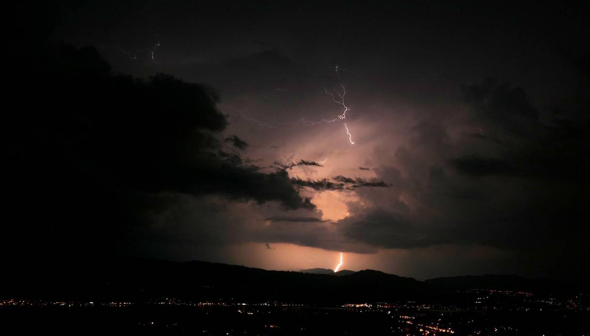 Luci nel cielo prima dei terremoti? Non sono Ufo. Ecco cosa si cela dietro quei giganteschi flash