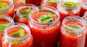 Passata di pomodoro fatta in casa: gli errori da non fare mai (si rischia il botulino)