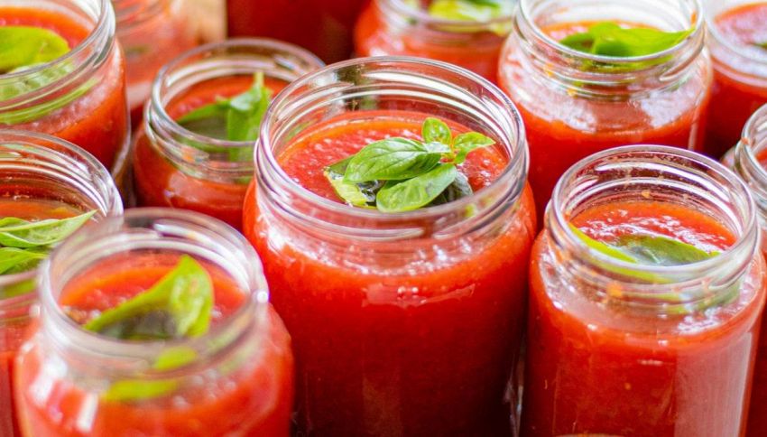 Passata di pomodoro fatta in casa: gli errori da non fare mai (si rischia il botulino)