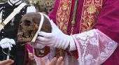 Il Vaticano esegue un antico rituale con un teschio di 1700 anni: perch&eacute; questa cerimonia &egrave; finita sulle principali riviste britanniche