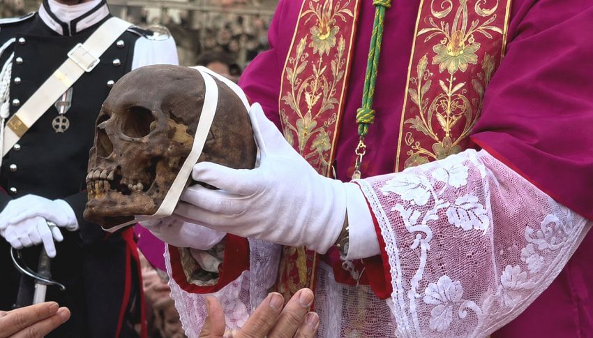 Il Vaticano esegue un antico rituale con un teschio di 1700 anni: perch&eacute; questa cerimonia &egrave; finita sulle principali riviste britanniche