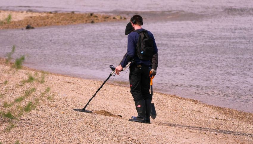 Hai trovato un oggetto prezioso in spiaggia? Puoi davvero tenerlo? Ecco cosa dice la legge