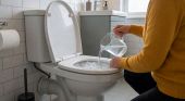 Mettere cubetti di ghiaccio con aceto nel water: a cosa serve e perch&eacute; &egrave; consigliato