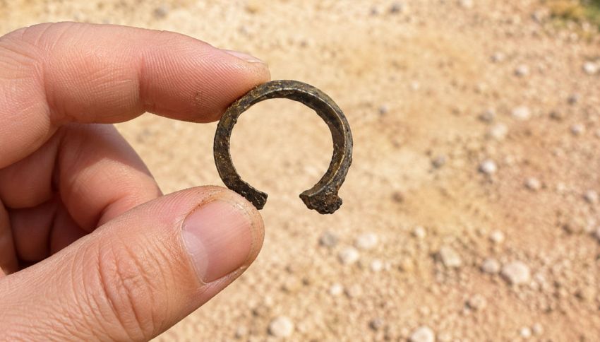 Questi gioielli, ritrovati nelle tombe greche, contengono un metallo che non proviene dalla Terra