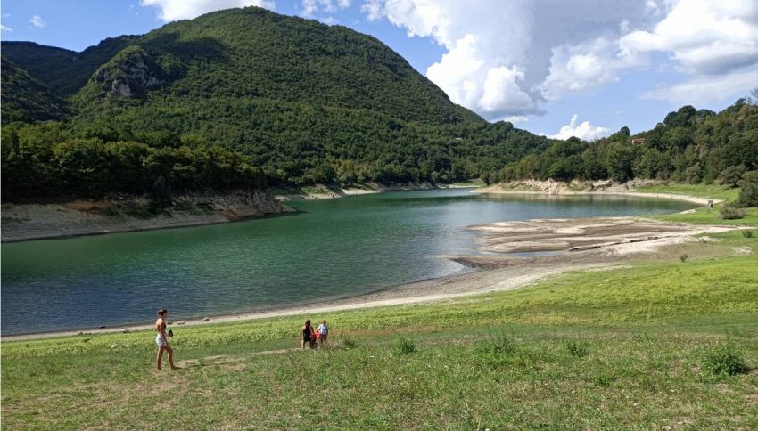Questo &egrave; uno dei posti pi&ugrave; belli del Lazio: il paradiso segreto tra acqua smeraldo del lago e borghi da fiaba. Dove si trova