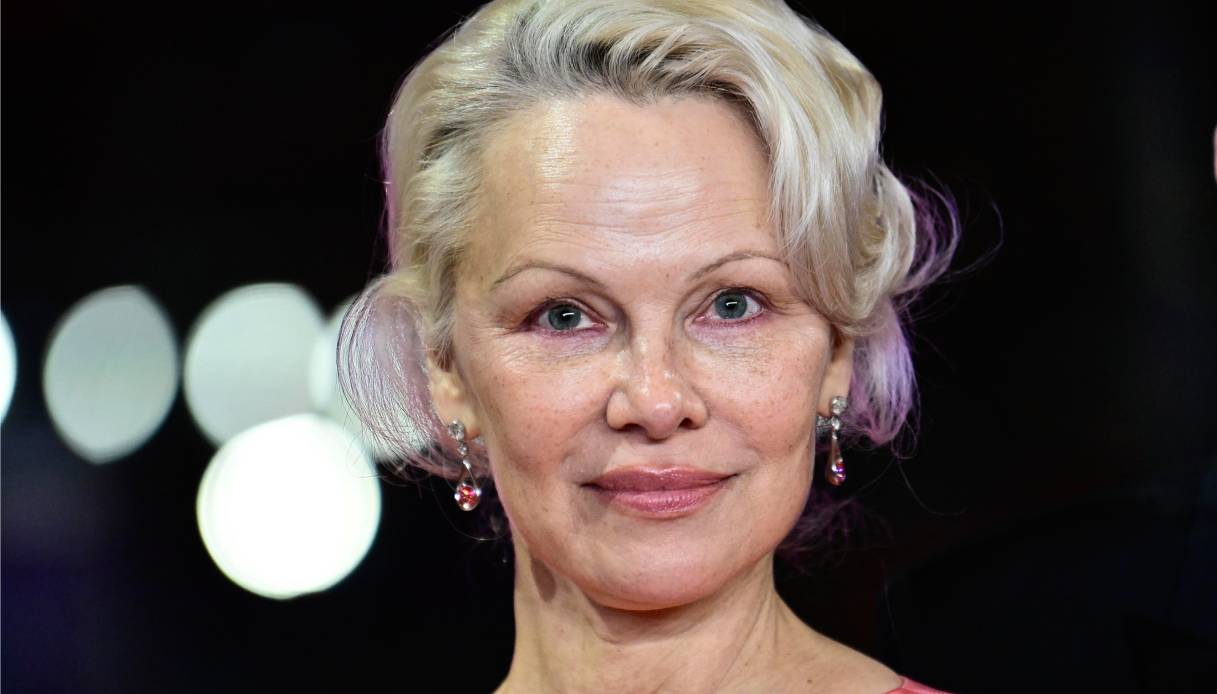 Che fine ha fatto Pamela Anderson? La sua nuova vita lontano dalla tv. Cosa fa per vivere oggi