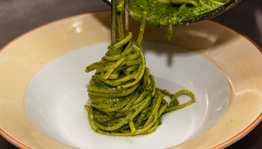 Pesto al GF Vip, l'errore non passa inosservato: interviene anche l'assessore al Turismo della Liguria