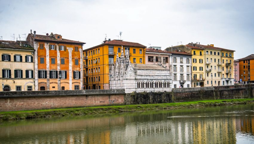 Questa &egrave; la citt&agrave; pi&ugrave; colorata d&rsquo;Italia, sembra un acquerello: qui i muri diventano vere opere d&rsquo;arte
