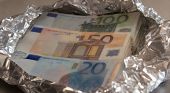 Avvolgere i soldi nella carta stagnola: a cosa serve e perch&eacute; &egrave; consigliato?