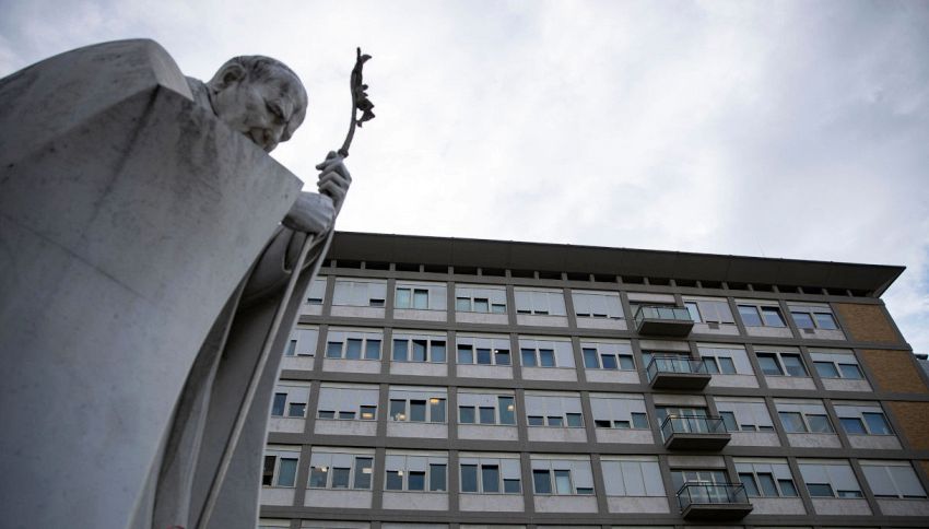 All'ospedale Gemelli di Roma la prima terapia al mondo con la colla radioattiva: a cosa serve e cosa dovrebbe curare