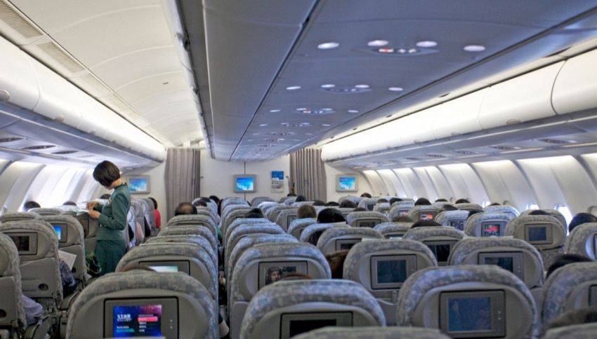 Niente vestiti o leggings: un'assistente di volo svela quattro cose da non indossare mai in aereo