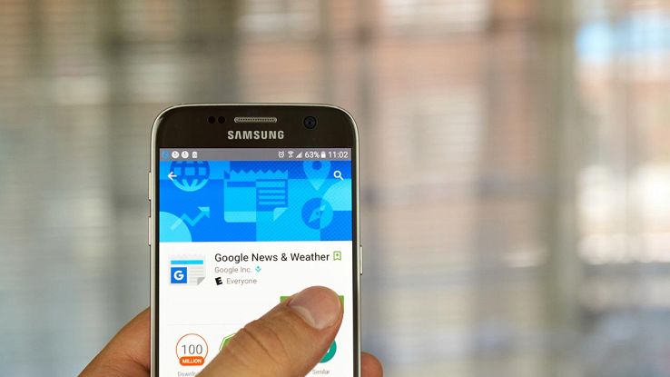 Un utente usa Google News sul proprio telefono Android