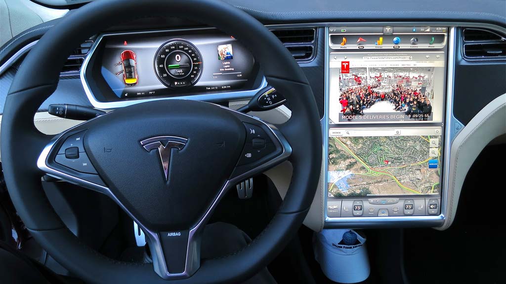 Tesla deve richiamare 158mila auto: problemi di sicurezza al computer di  bordo 