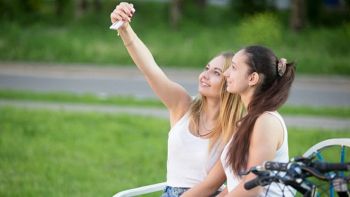 Due ragazze scattano selfie con smartphone Android