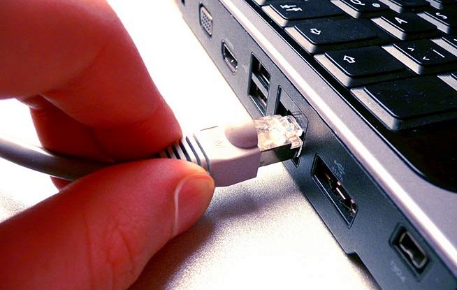 cavo Ethernet collegato a laptop