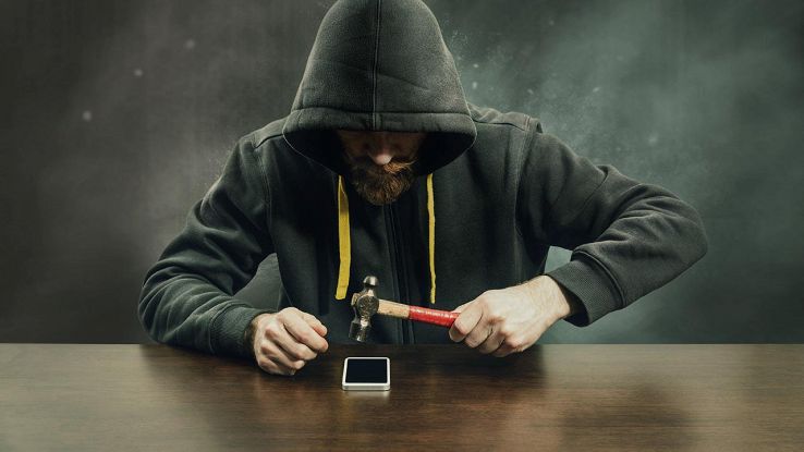 Hacker alle prese con smartphone