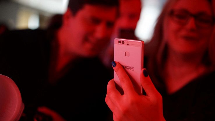 Huawei P10, le prime immagini mostrano lo schermo curvo