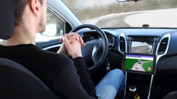 Tesla: ecco il nuovo software per arrivare alla guida autonoma