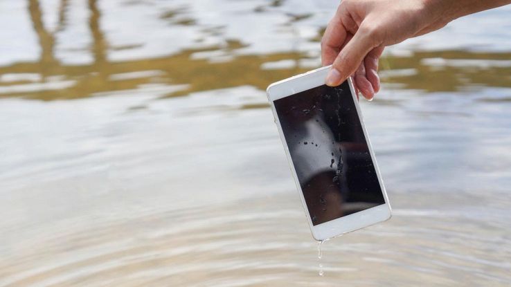 I 10 passaggi da seguire quando lo smartphone cade in acqua
