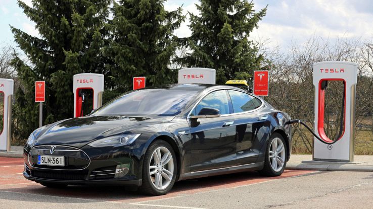 Tesla lancia l'auto elettrica che si ricarica in 10 minuti
