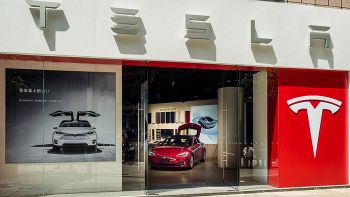 Tesla, arriva anche in Italia. Aprirà un nuovo negozio a Milano