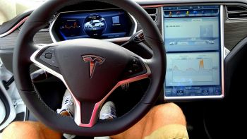 Tesla, l'aggiornamento del pilota automatico arriverà entro fine anno