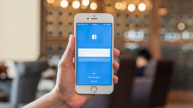 Facebook aggiorna trending topic: guerra alle notizie false