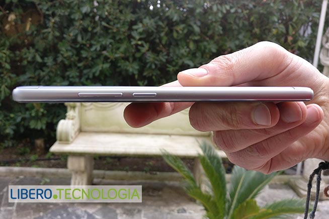 Nubia Z11, il lato destro