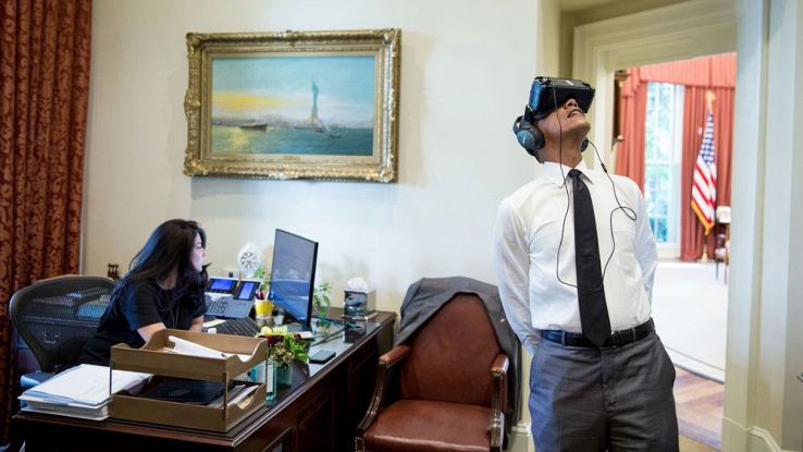 Obama indossa un visore VR all'interno della Casa Bianca