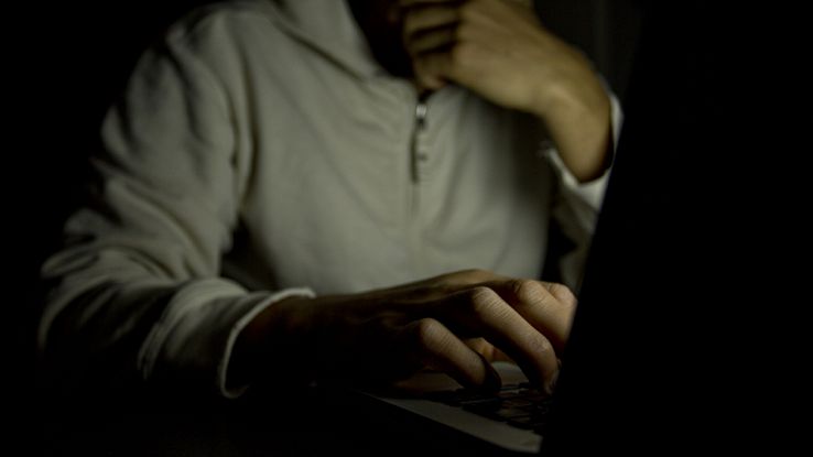 Le fasi dell'adescamento online dei minori, i consigli della Polizia