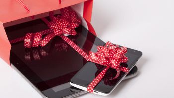 Un pacco di Natale con un tablet e uno smartphone