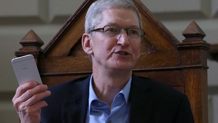 Tim Cook con iPhone in mano