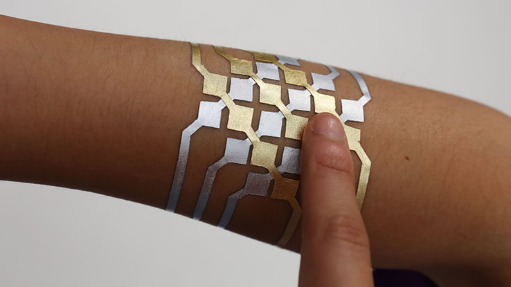 I tatoo temporanei in lamina d'oro per controllare lo smartphone